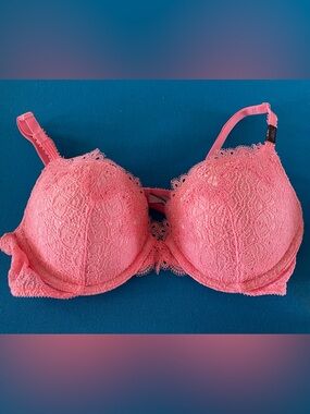 NWT Victoria’s Secret lightly padded bra 34B